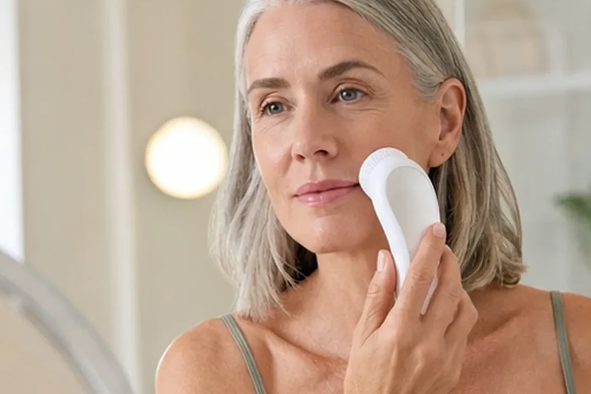Authentischer Wohlfühlmoment passend zum Beauty-Thema Mikrostrom-Gerät für Anfänger