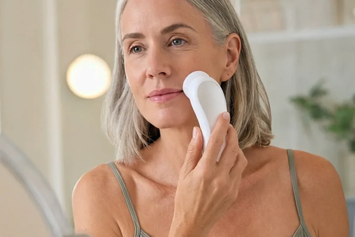 Authentischer Wohlfühlmoment passend zum Beauty-Thema Elektrische Zahnbürste bei kleinem Budget