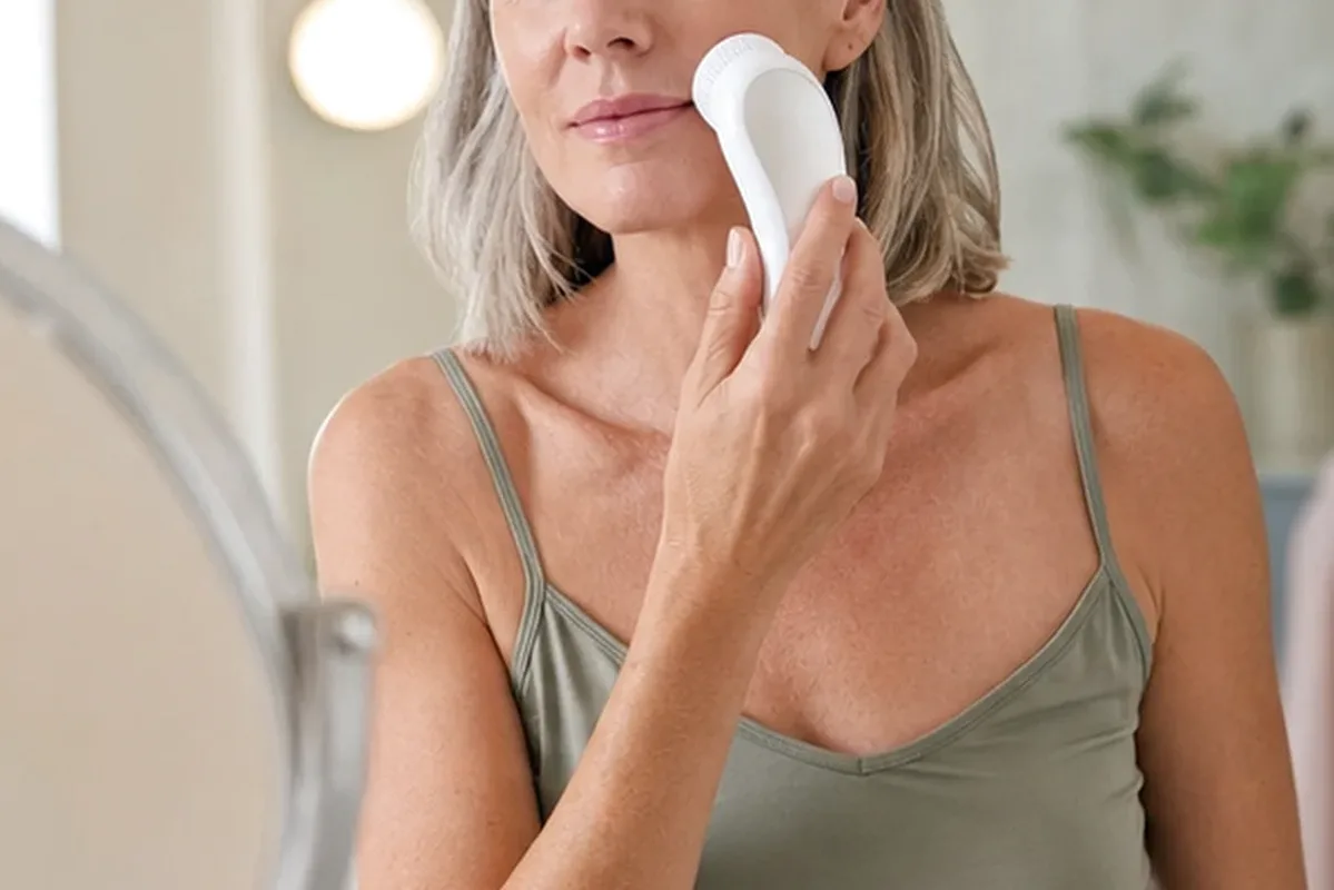 Hochwertige Beauty-Inszenierung zu Auswahlkriterien für Kosmetikspiegel bei kleinem Budget