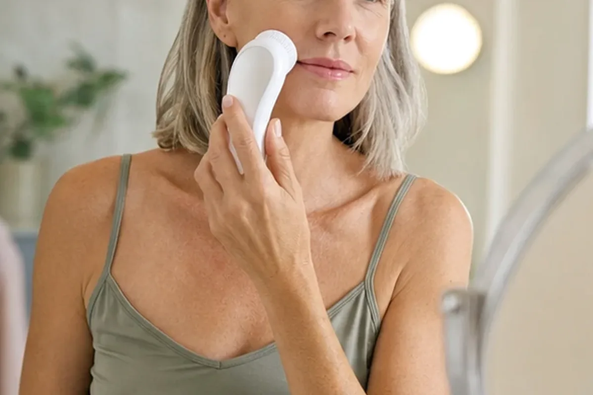 Authentische Beauty-Routine passend zum Thema Munddusche für Reisen