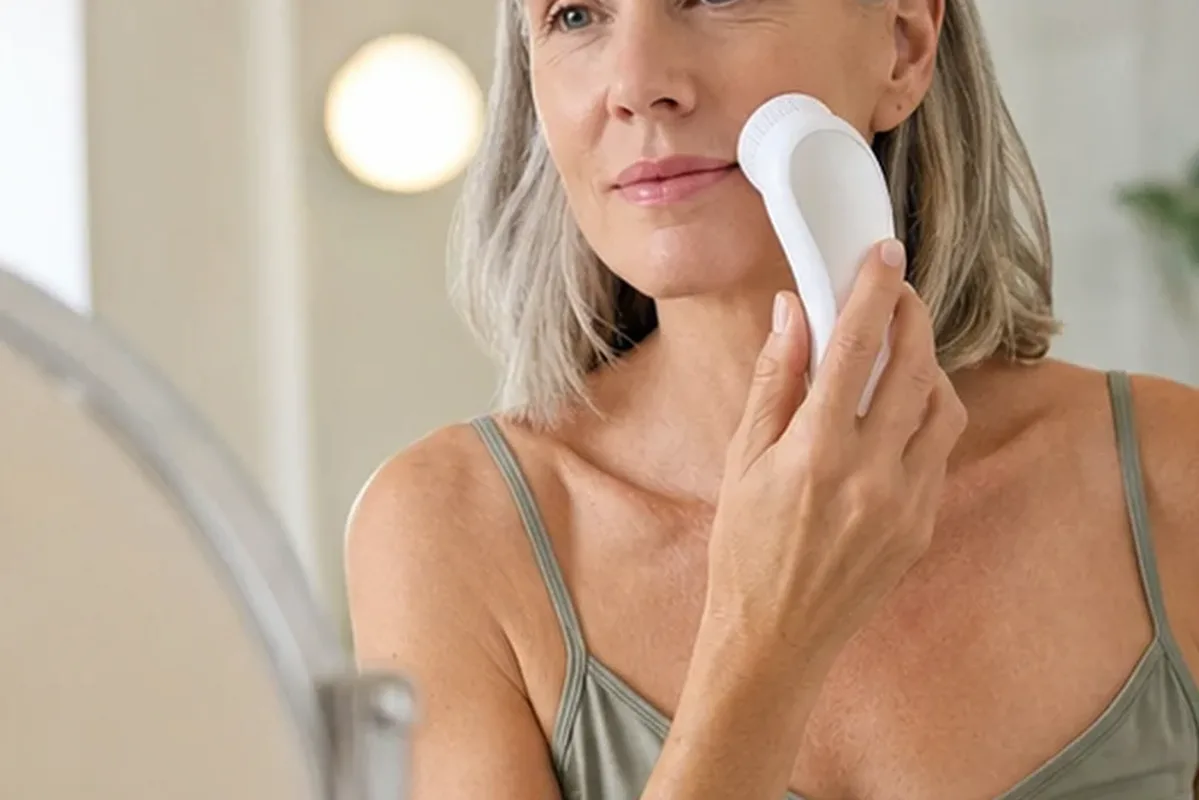 Authentischer Wohlfühlmoment passend zum Beauty-Thema Lockenstab für Anfänger