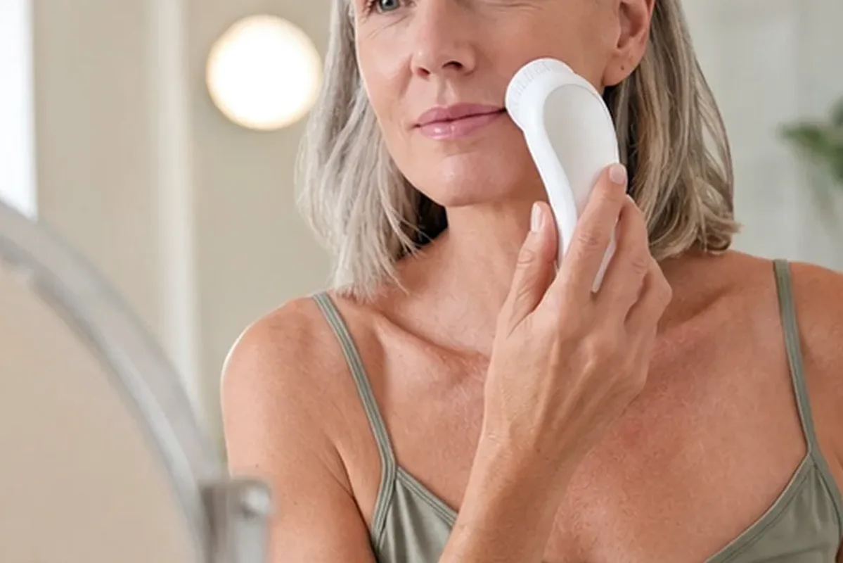Hochwertige Beauty-Inszenierung zu Auswahlkriterien für Gesichtsreinigungsbürste bei wenig Zeit