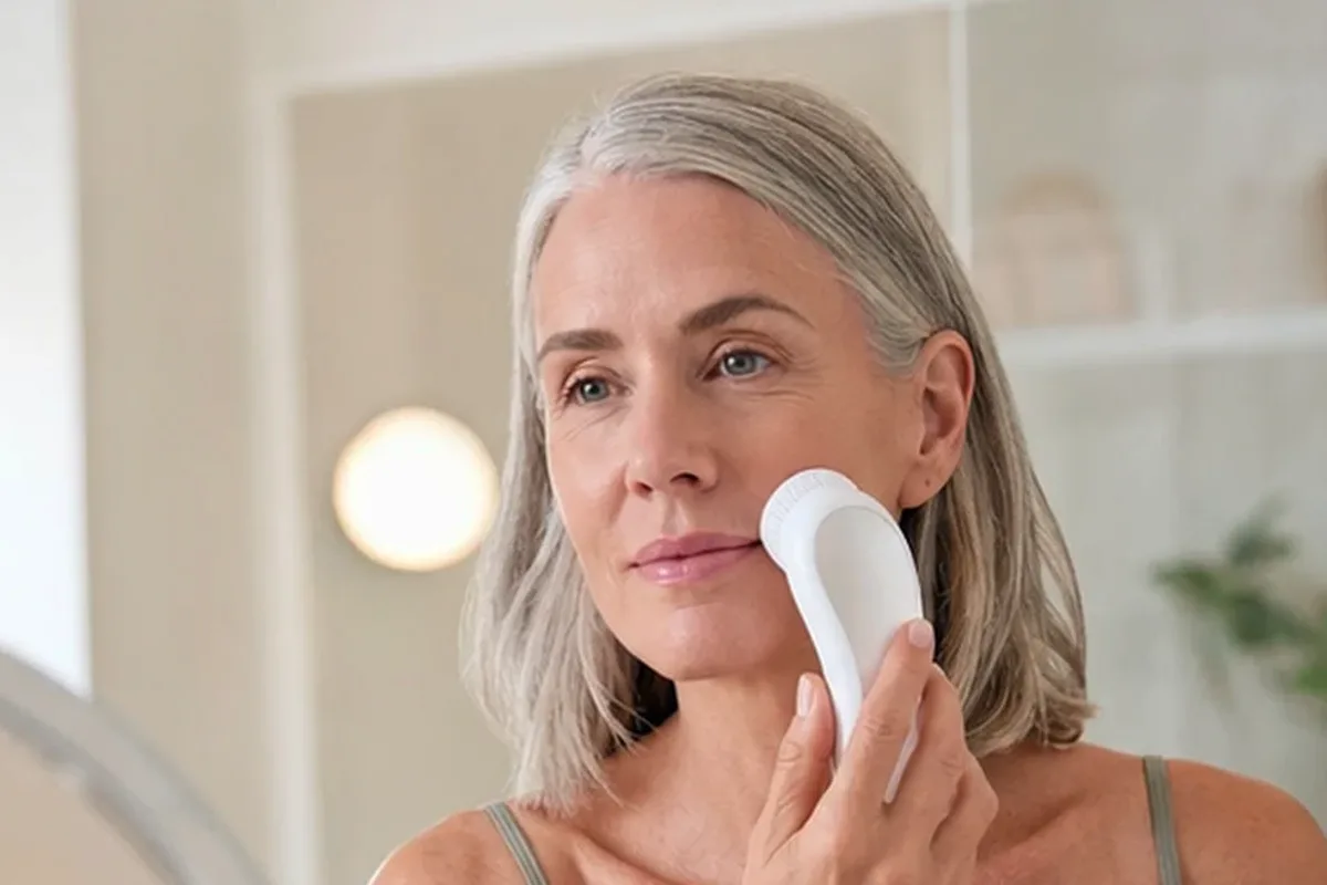 Authentischer Wohlfühlmoment passend zum Beauty-Thema Warmluftbürste für feines Haar
