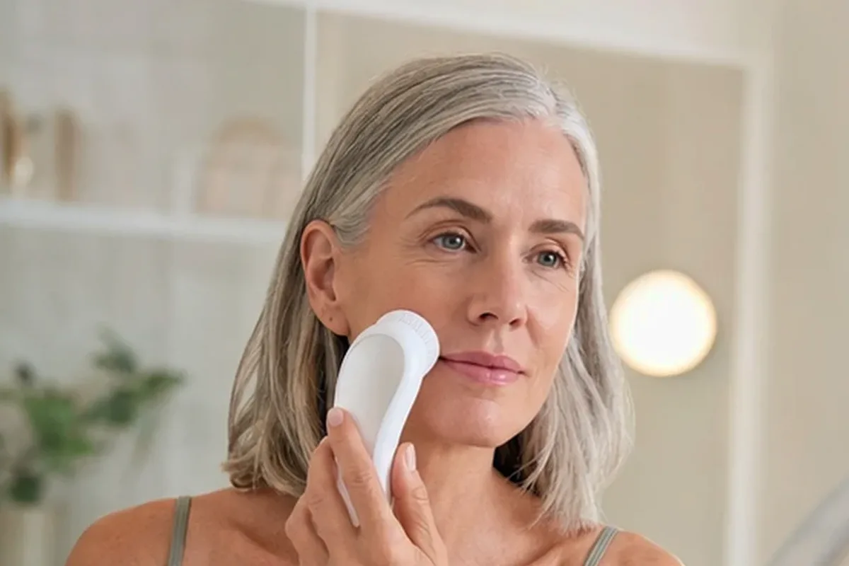 Authentischer Wohlfühlmoment passend zum Beauty-Thema Kosmetikspiegel bei kleinem Budget