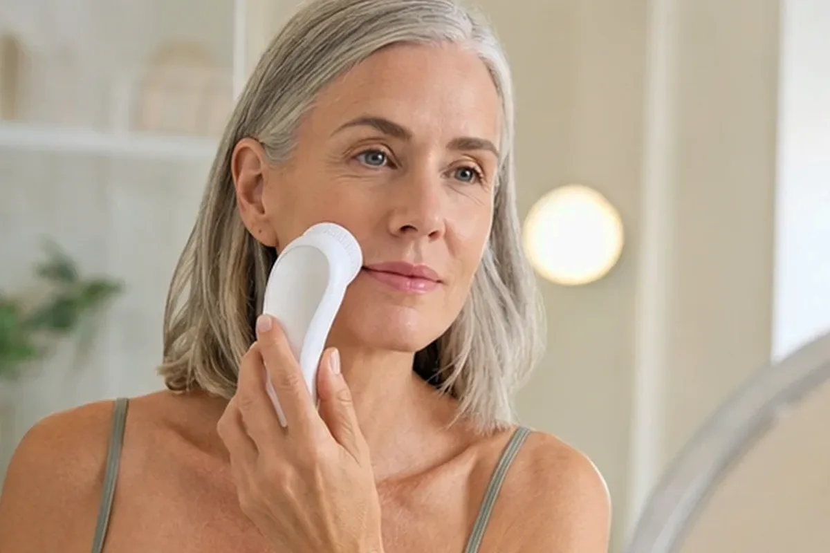 Authentische Beauty-Routine passend zum Thema Gesichtsreinigungsbürste bei wenig Zeit
