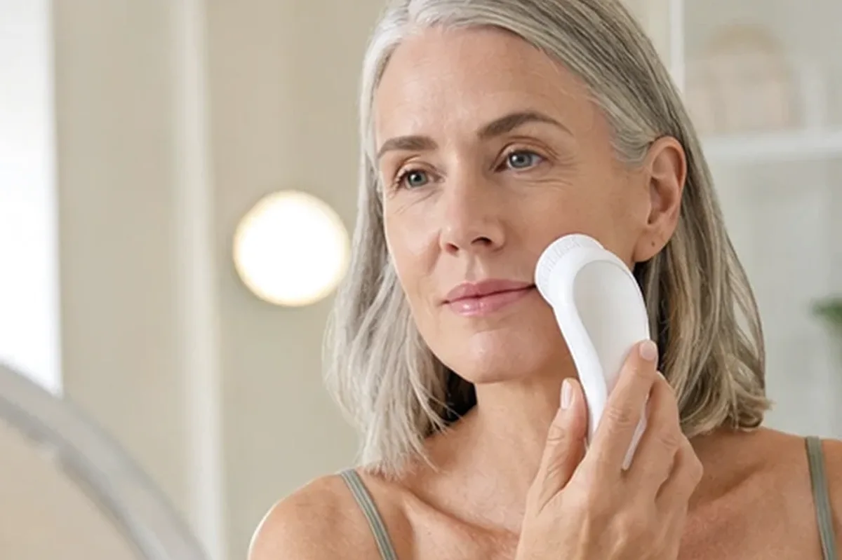 Emotionaler und authentischer Anwendungsmoment rund um Redaktionelle Verantwortung und transparente Beauty-Empfehlungen