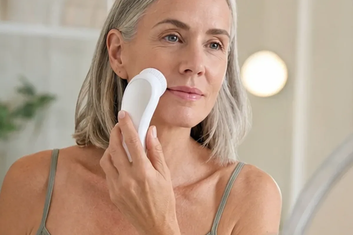Authentischer Wohlfühlmoment passend zum Beauty-Thema Lockenstab bei kleinem Budget