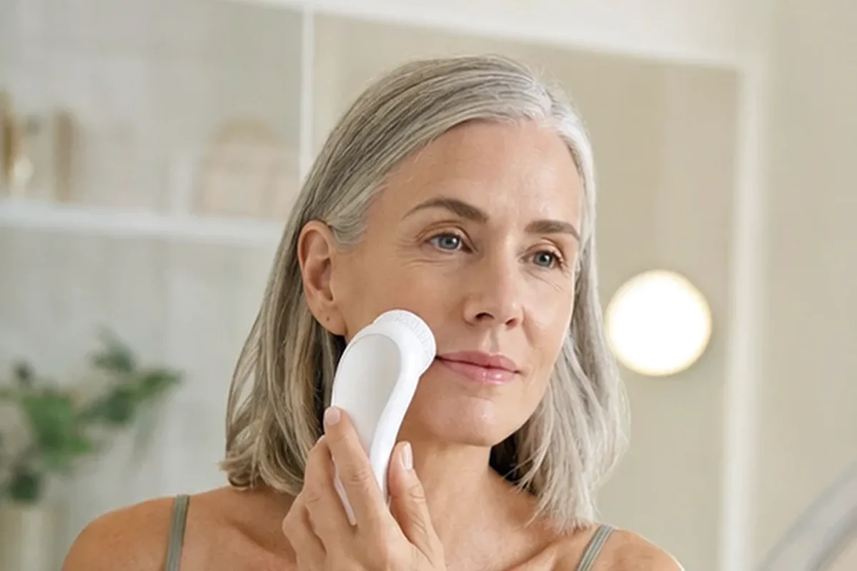 Authentische Beauty-Routine passend zum Thema Gesichtsreinigungsbürste für empfindliche Haut