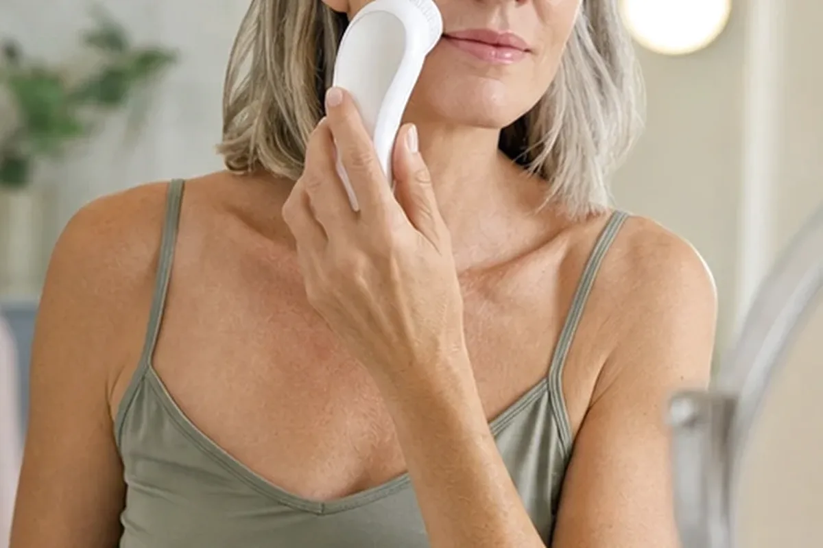 Authentischer Wohlfühlmoment passend zum Beauty-Thema Gesichtsreinigungsbürste für Anfänger