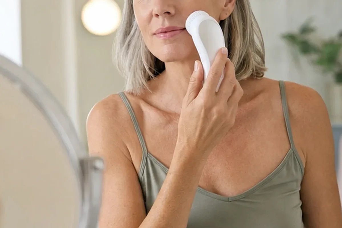 Authentische Beauty-Routine passend zum Thema Ionen-Haartrockner für Reisen