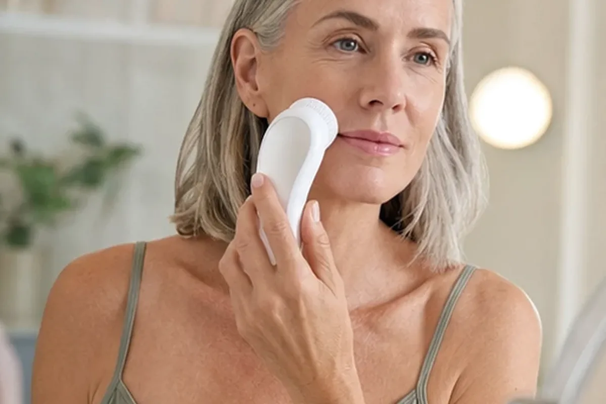Authentischer Wohlfühlmoment passend zum Beauty-Thema LED-Gesichtsmaske für empfindliche Haut