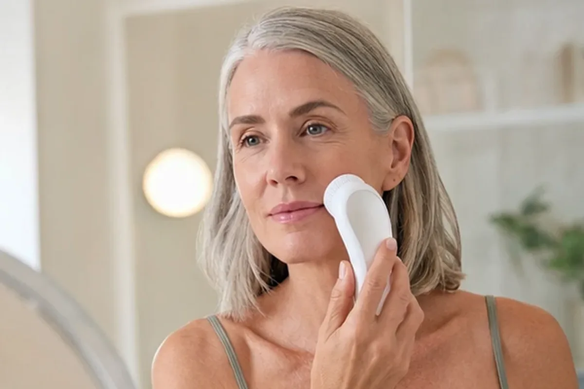 Redaktioneller Beauty-Moment zur Ausgangslage bei Kosmetikspiegel bei kleinem Budget