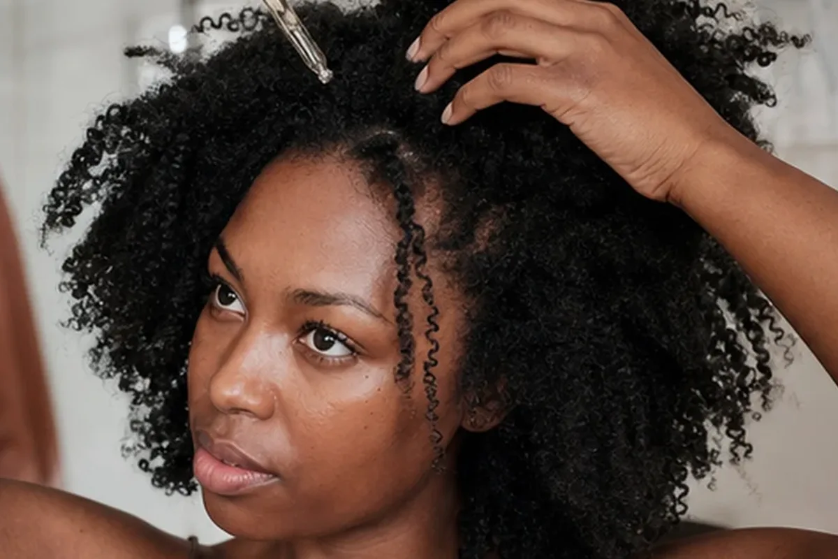 Authentischer Wohlfühlmoment passend zum Beauty-Thema Haarmaske für lockiges Haar