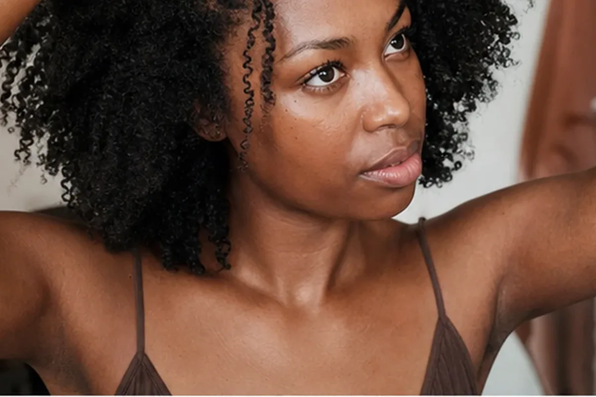 Authentischer Wohlfühlmoment passend zum Beauty-Thema Haaröl für empfindliche Kopfhaut