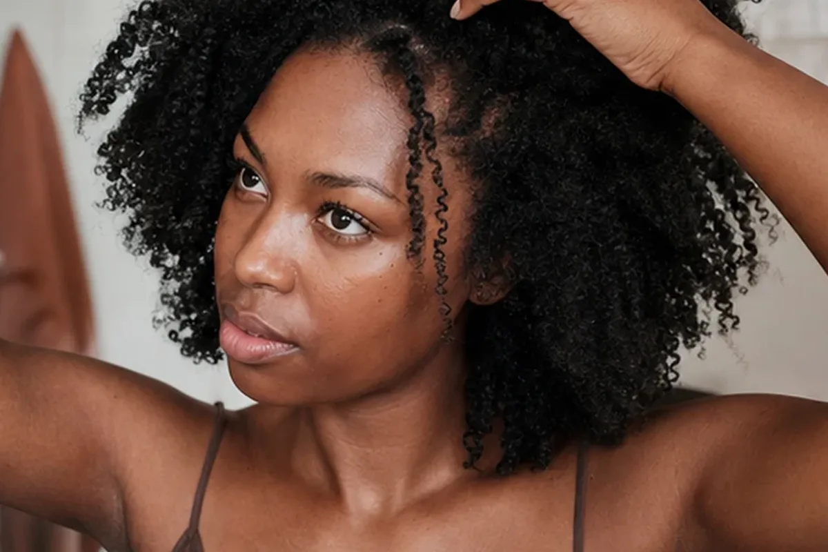 Authentische Beauty-Routine passend zum Thema Silbershampoo bei Haarbruch