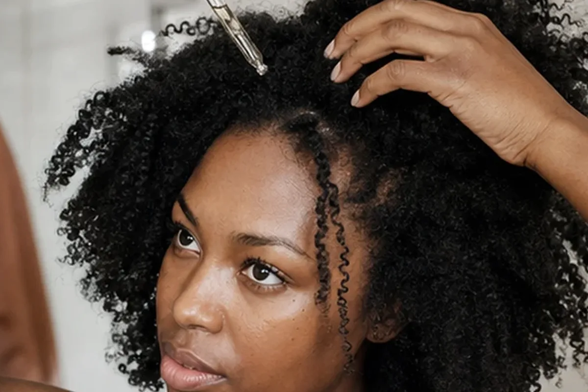 Authentischer Wohlfühlmoment passend zum Beauty-Thema Lockengel für lockiges Haar