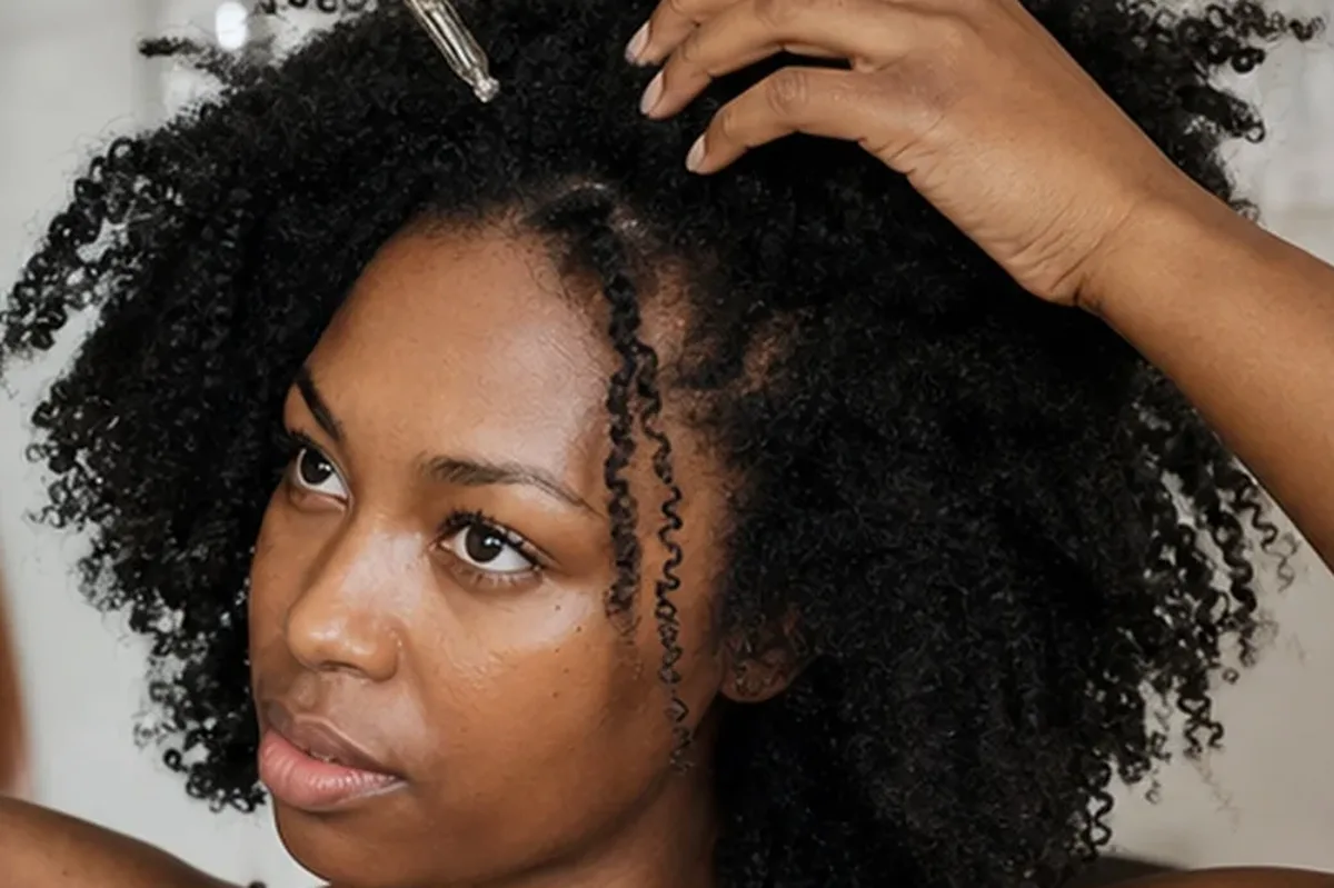 Authentische Beauty-Routine passend zum Thema Trockenshampoo für empfindliche Kopfhaut