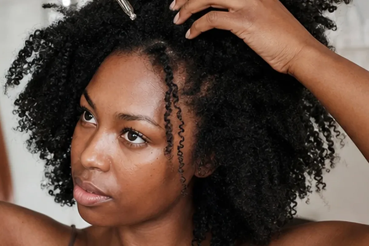 Redaktioneller Beauty-Moment zur Ausgangslage bei Kopfhautserum für lockiges Haar