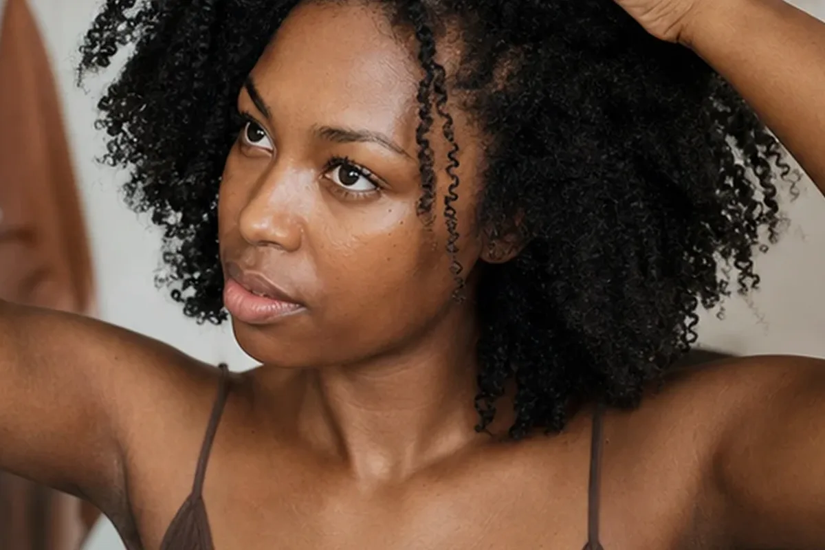 Redaktioneller Beauty-Moment zur Ausgangslage bei Trockenshampoo bei Frizz