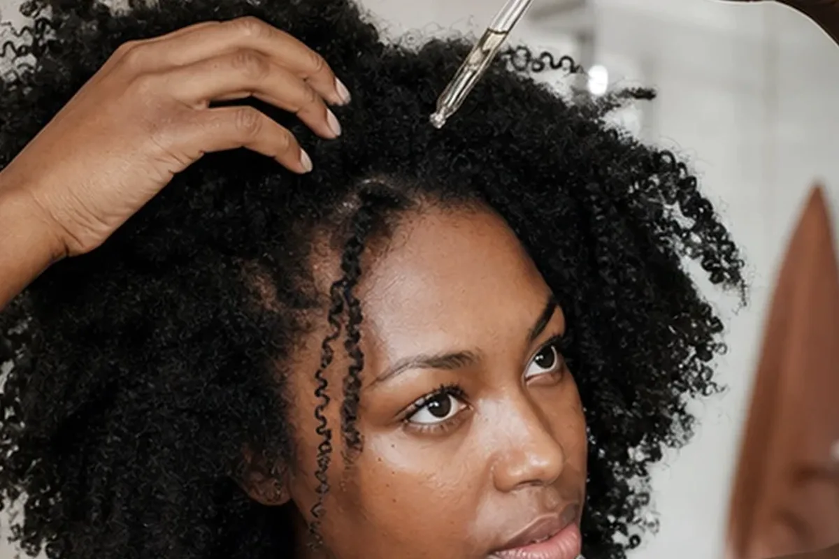 Authentischer Wohlfühlmoment passend zum Beauty-Thema Trockenshampoo für lockiges Haar