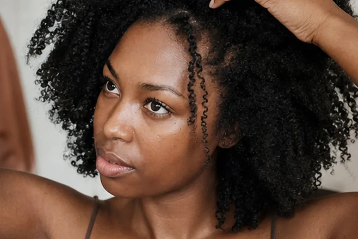 Emotionaler und authentischer Anwendungsmoment rund um Haarbürste bei Frizz