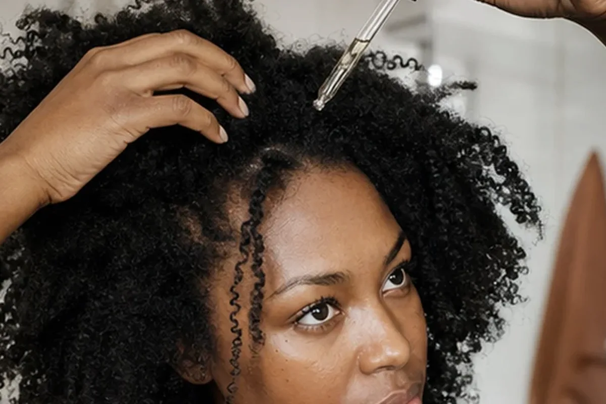 Hochwertige Beauty-Inszenierung zu Auswahlkriterien für Trockenshampoo für feines Haar
