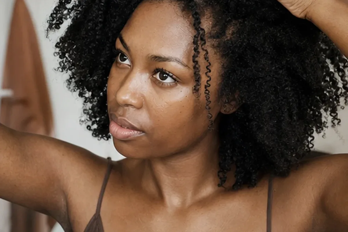 Redaktioneller Beauty-Moment zur Ausgangslage bei Lockencreme für trockenes Haar