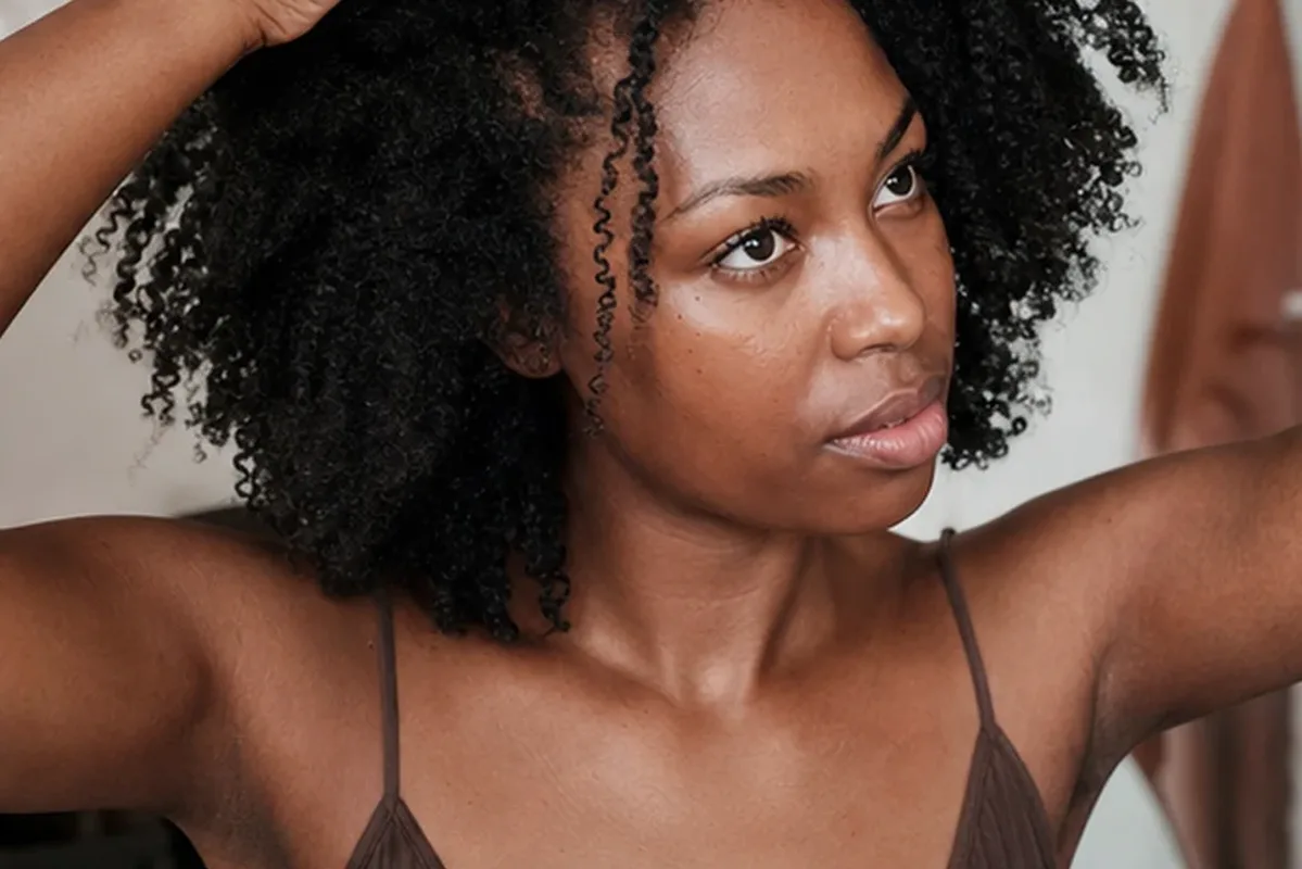 Hochwertige Beauty-Inszenierung zu Auswahlkriterien für Tiefenreinigungsshampoo für lockiges Haar
