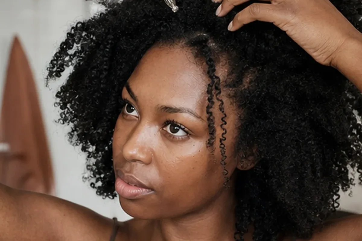 Authentischer Wohlfühlmoment passend zum Beauty-Thema Trockenshampoo für strapaziertes Haar