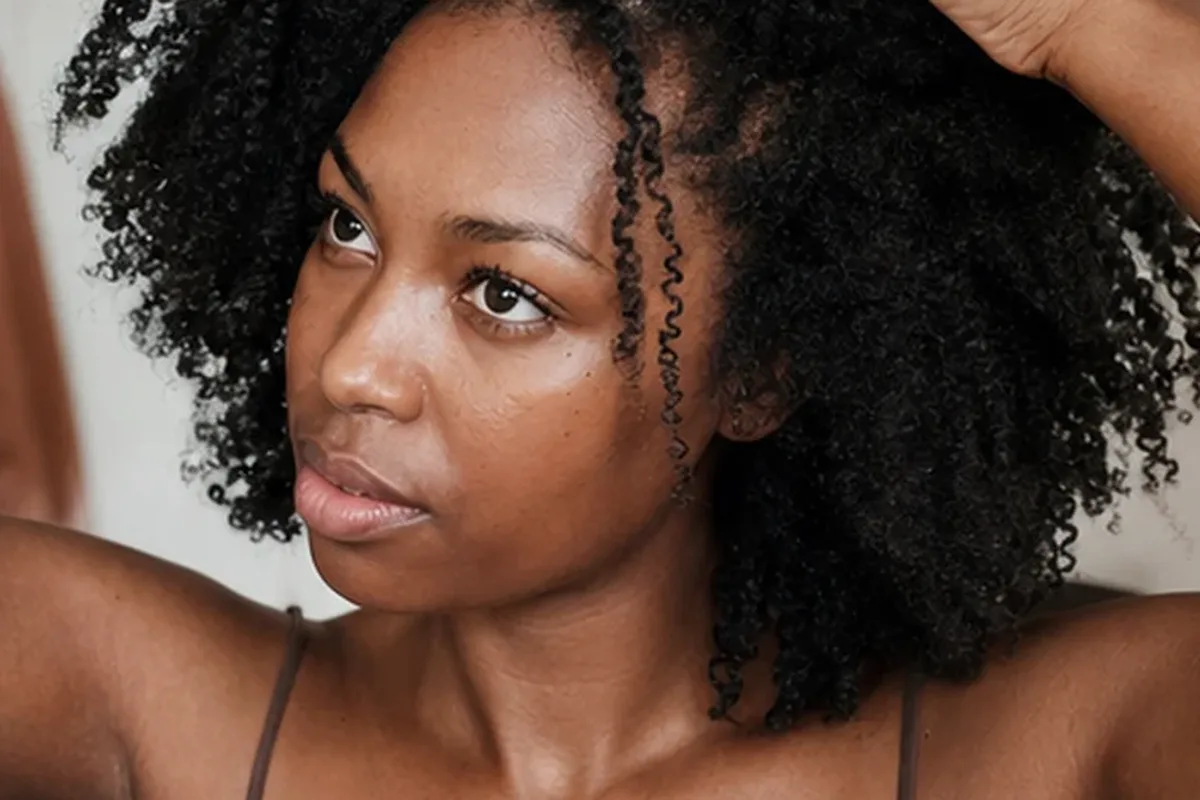 Emotionaler und authentischer Anwendungsmoment rund um Silbershampoo bei Frizz