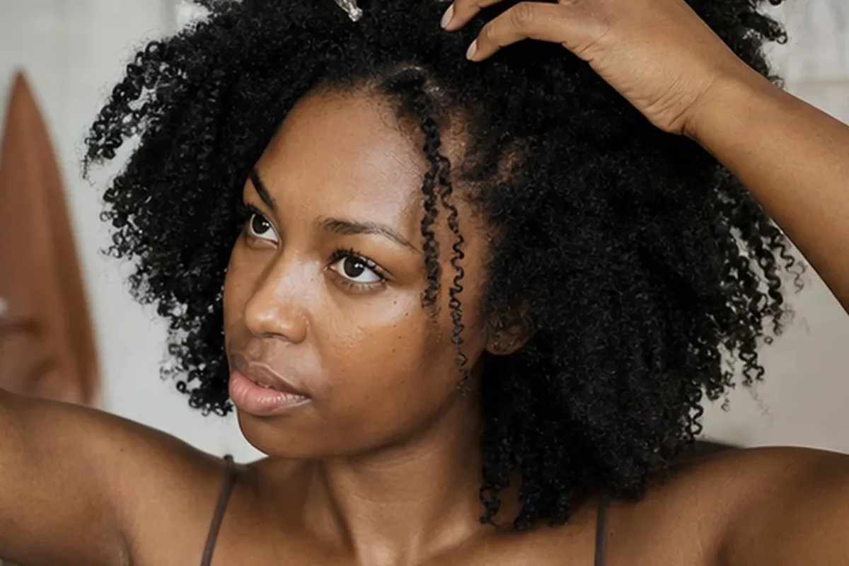 Emotionaler und authentischer Anwendungsmoment rund um Anti-Frizz-Pflege für empfindliche Kopfhaut