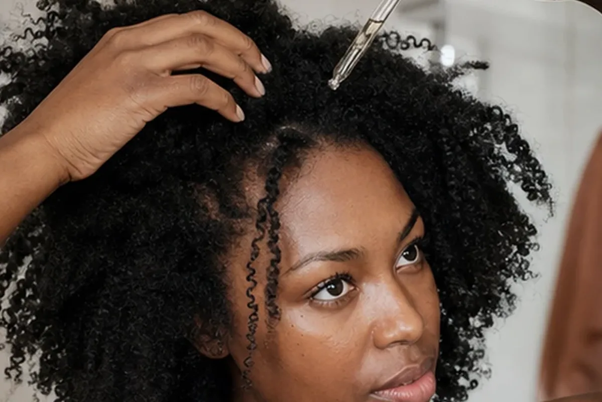 Authentischer Wohlfühlmoment passend zum Beauty-Thema Haarbürste bei Haarbruch