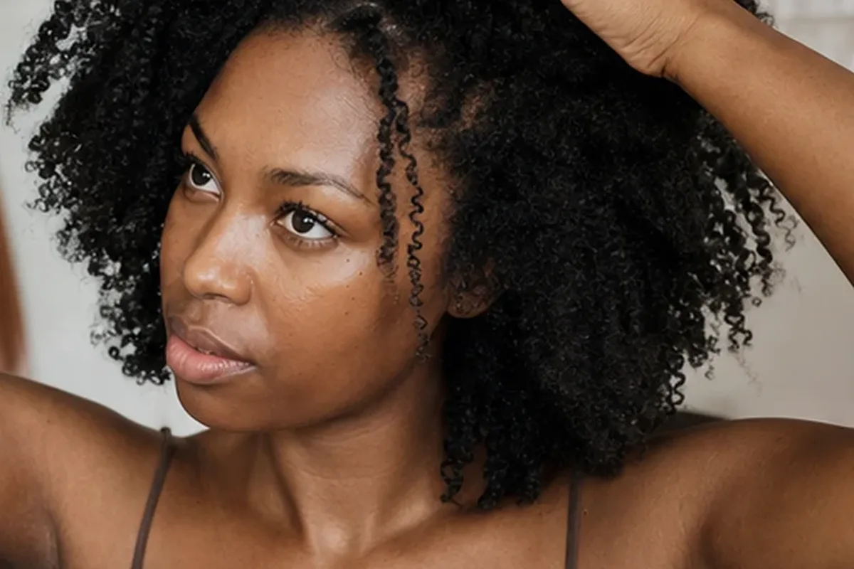 Authentische Beauty-Routine passend zum Thema Haarmaske bei Frizz