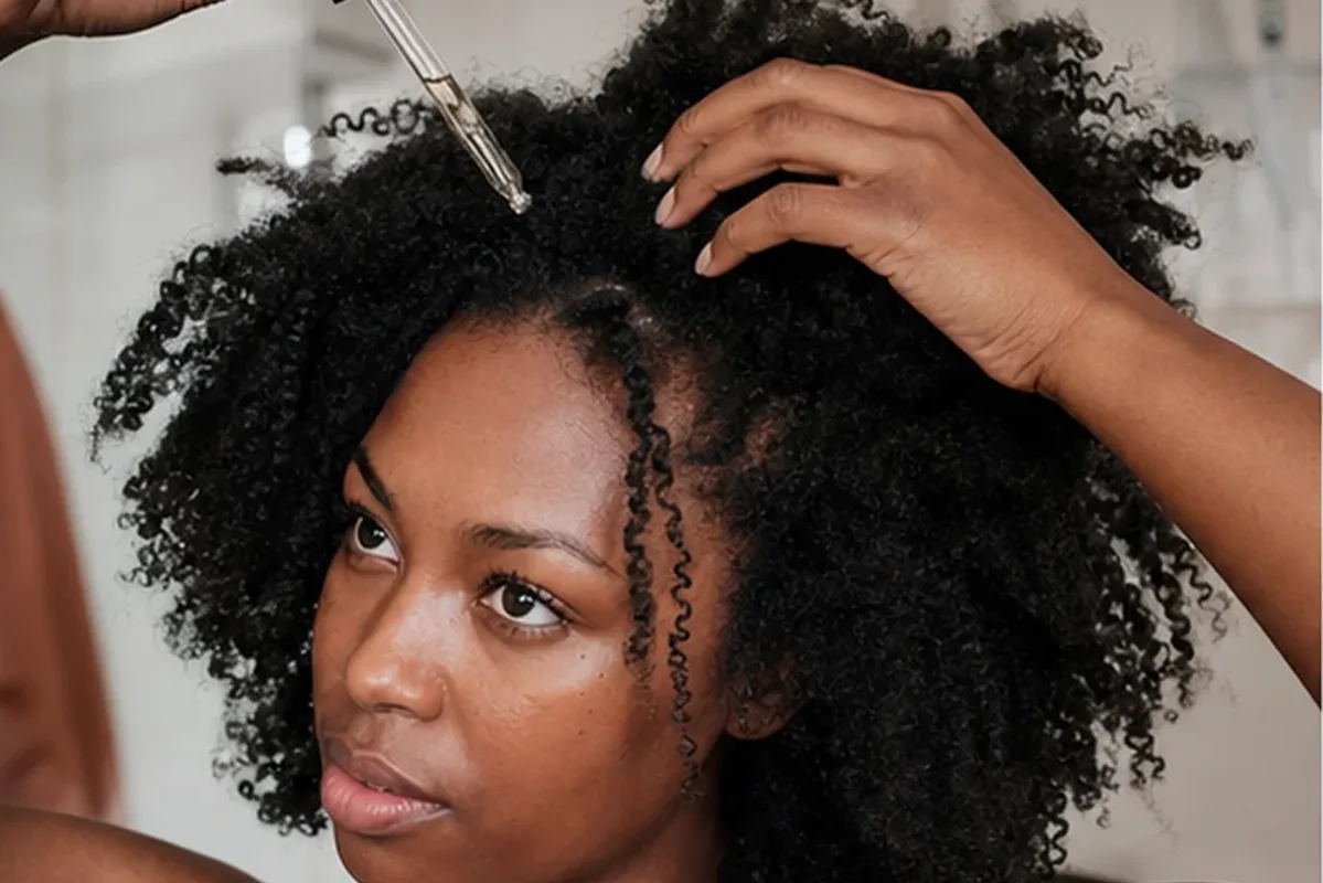 Authentische Beauty-Routine passend zum Thema Haarbürste bei fettigem Ansatz