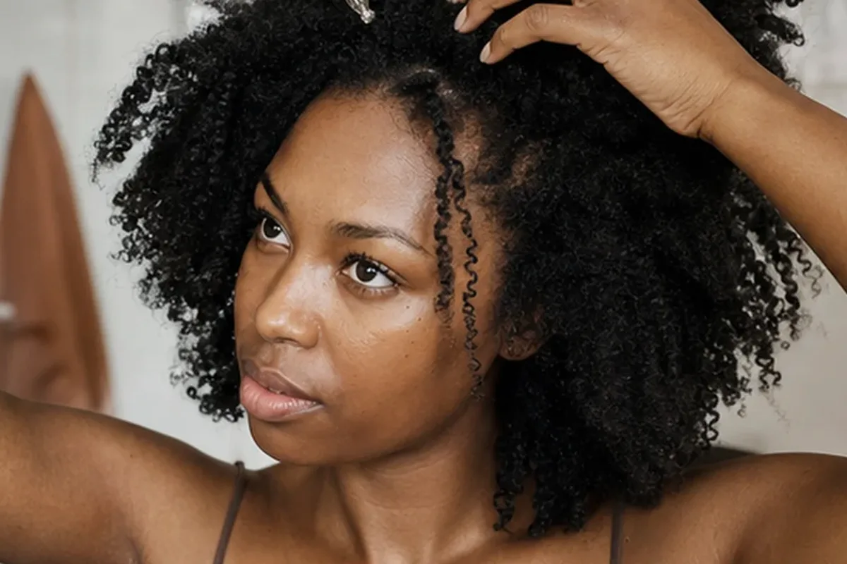 Authentischer Wohlfühlmoment passend zum Beauty-Thema Tiefenreinigungsshampoo für trockenes Haar