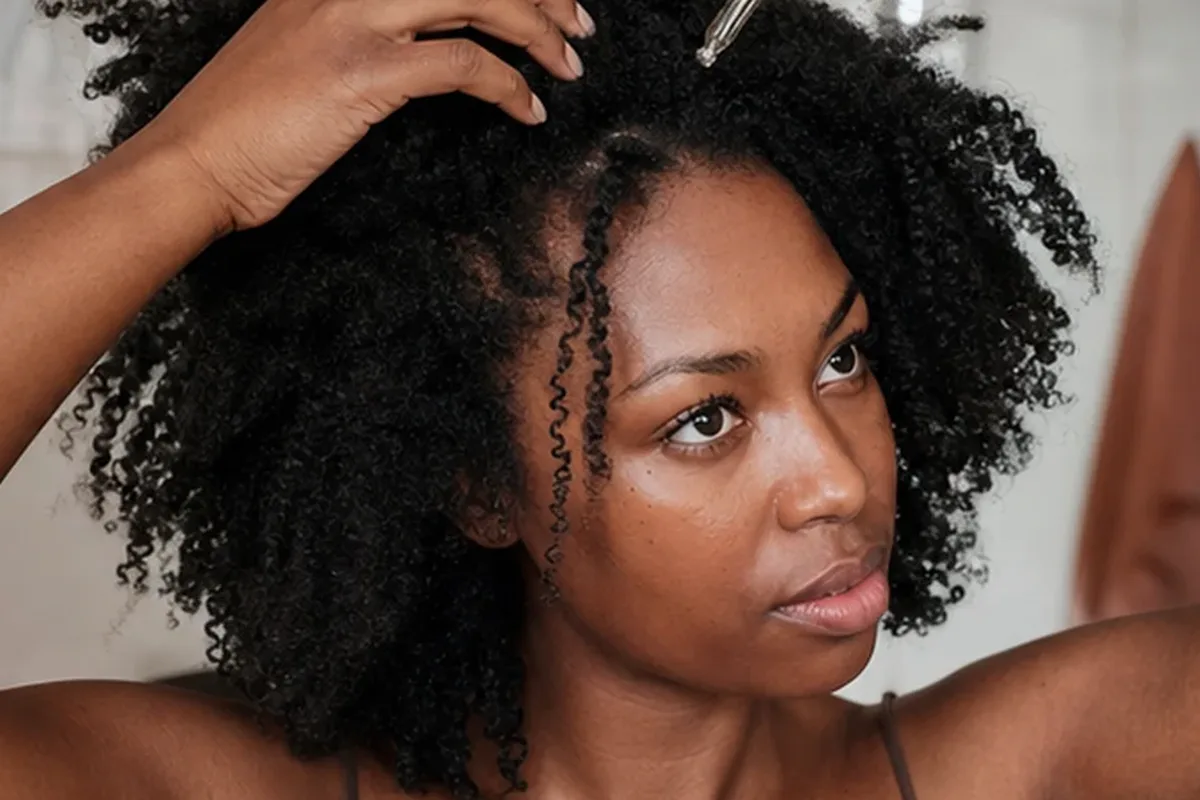 Hochwertige Beauty-Inszenierung zu Auswahlkriterien für Mildes Shampoo für strapaziertes Haar
