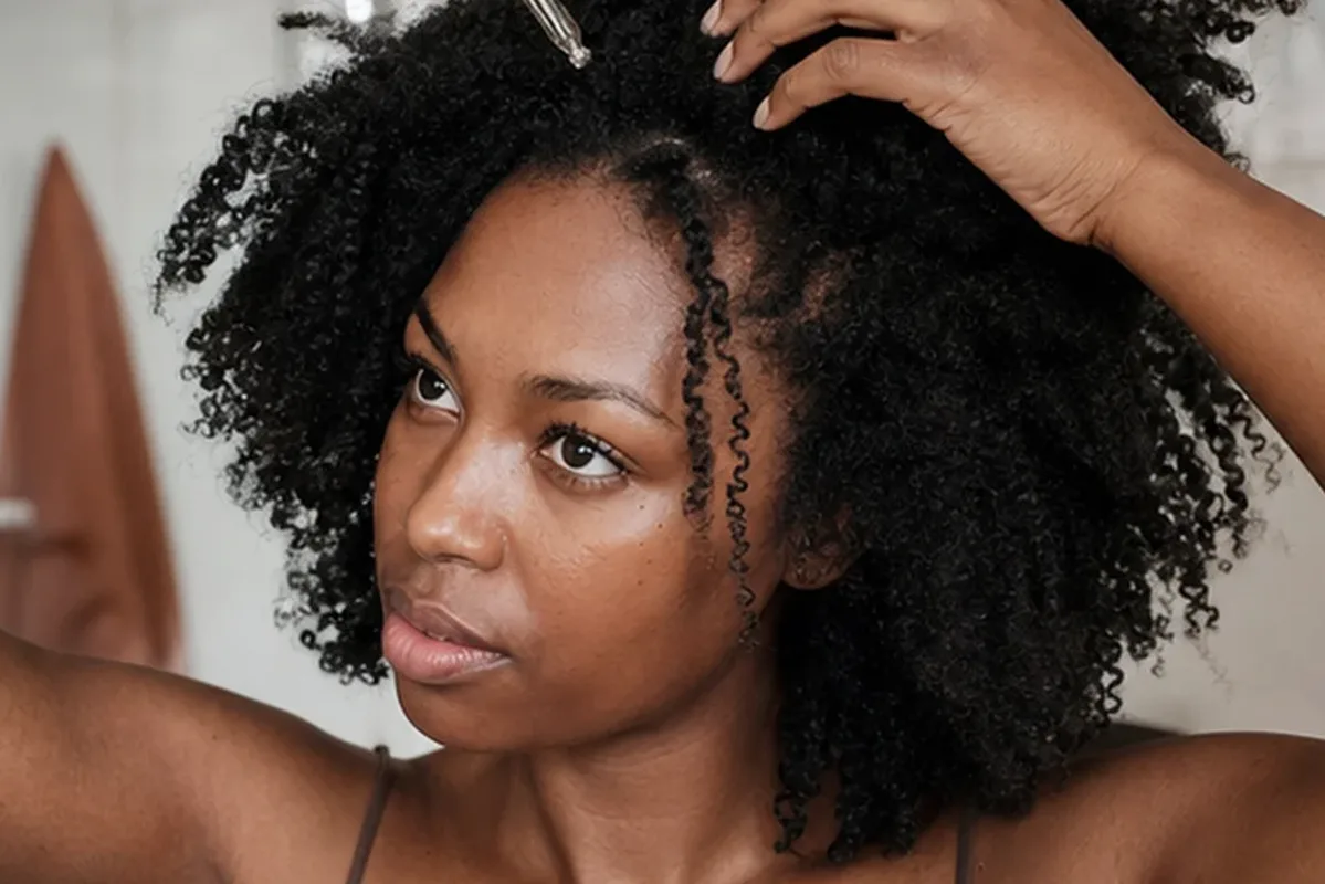 Redaktioneller Beauty-Moment zur Ausgangslage bei Lockencreme für strapaziertes Haar