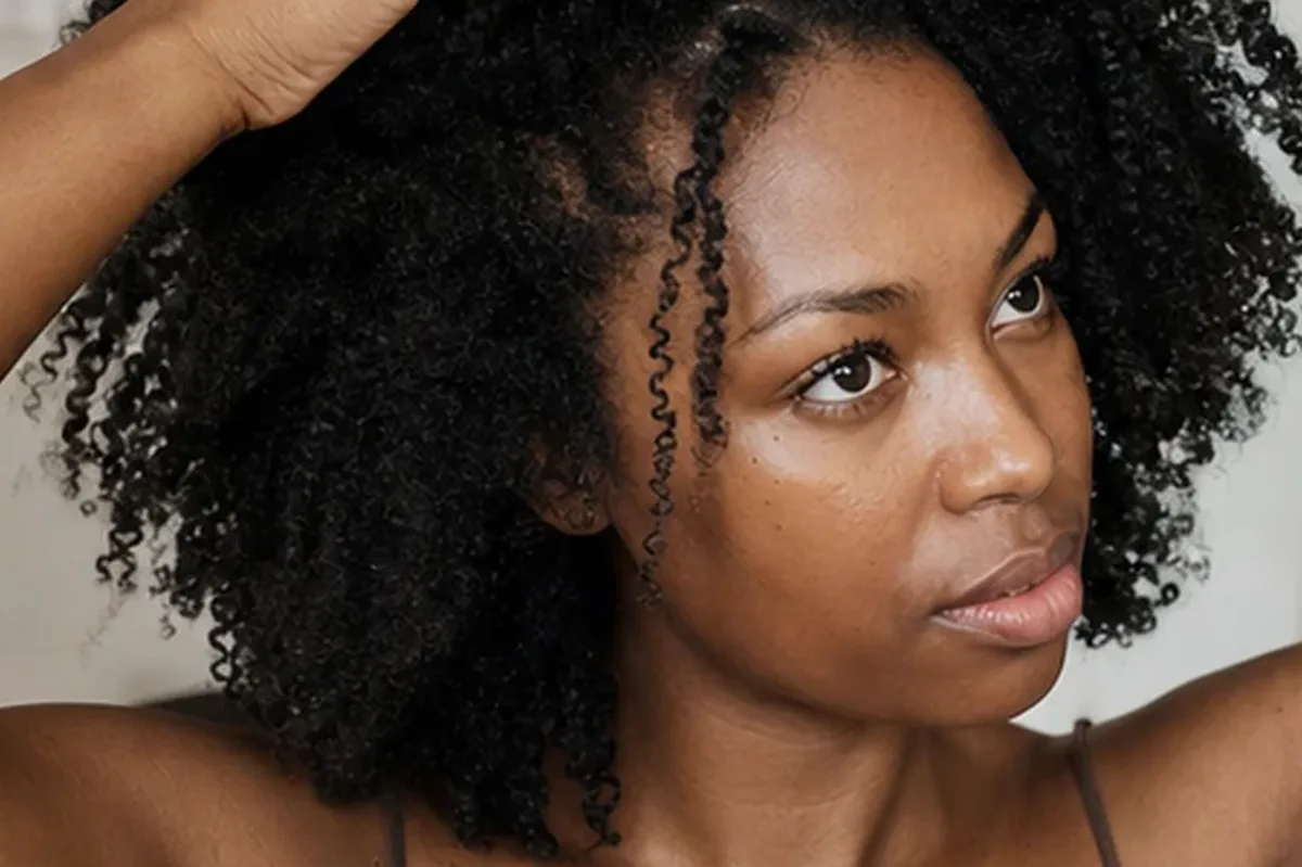 Authentische Beauty-Routine passend zum Thema Haarmaske für trockenes Haar