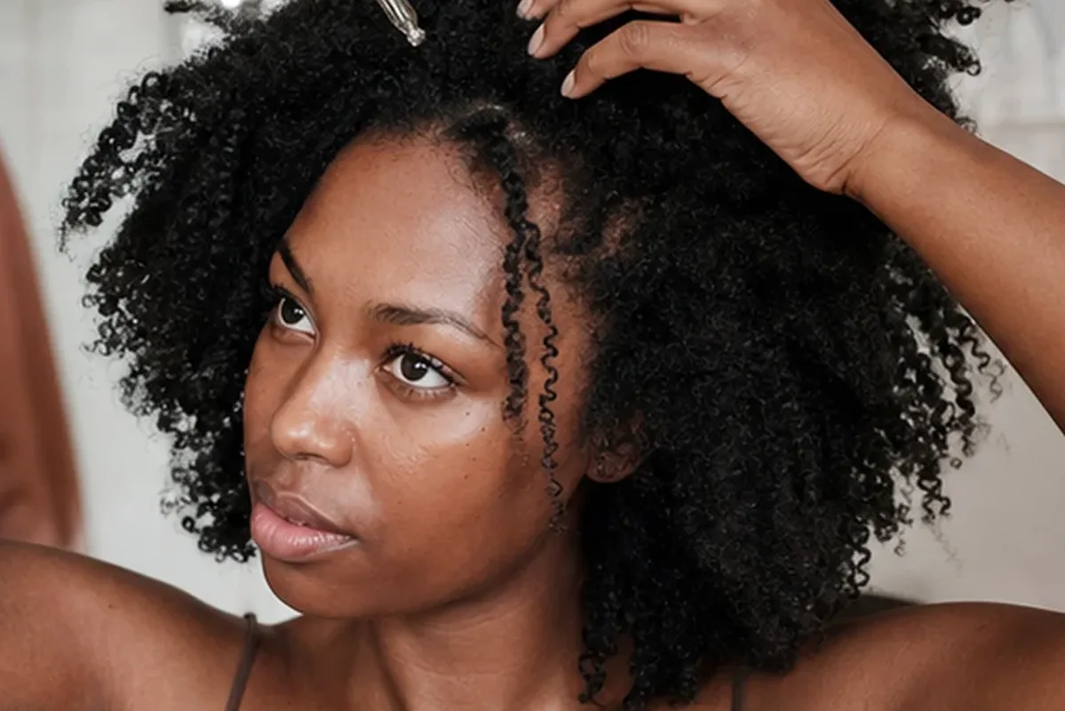 Redaktioneller Beauty-Moment zur Ausgangslage bei Haarbürste bei fettigem Ansatz