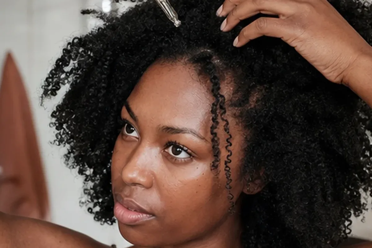 Redaktionelle Detailaufnahme zur Orientierung bei Trockenshampoo bei Frizz