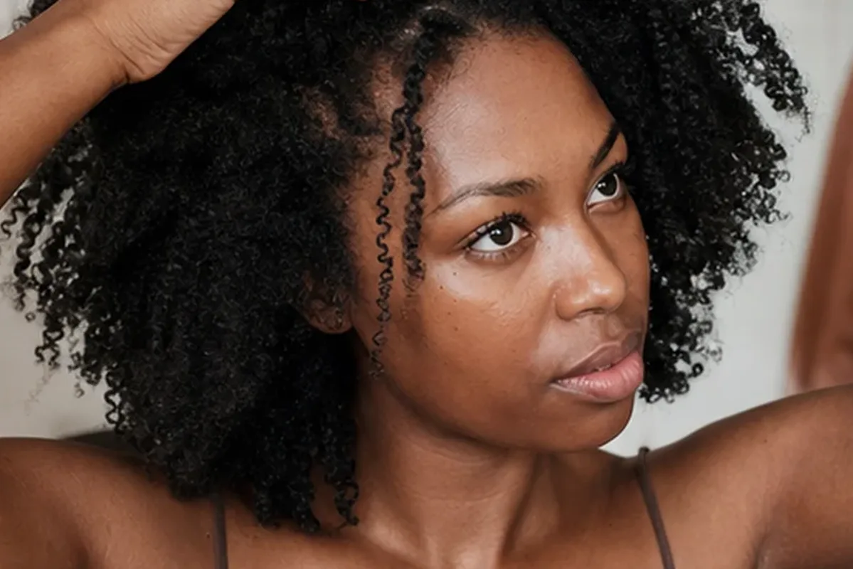 Authentische Beauty-Routine passend zum Thema Haartrockner für feines Haar