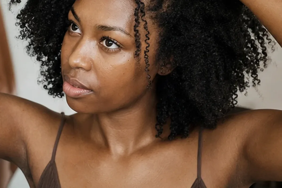Authentischer Wohlfühlmoment passend zum Beauty-Thema Haarmaske bei Frizz