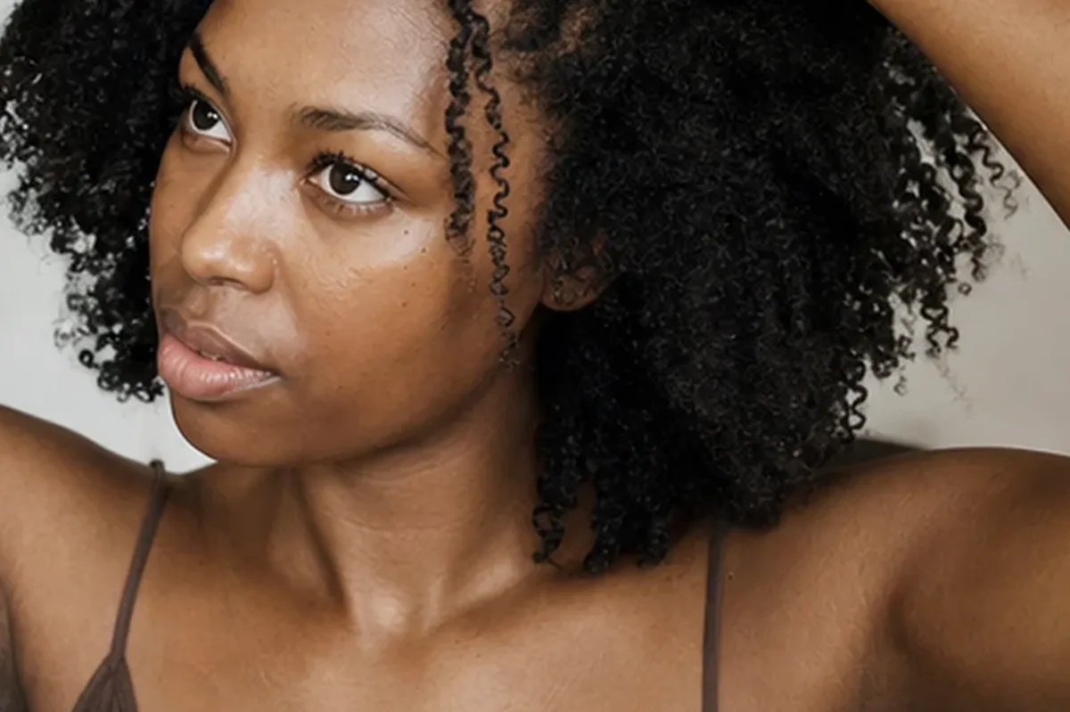 Authentischer Wohlfühlmoment passend zum Beauty-Thema Lockengel bei Frizz