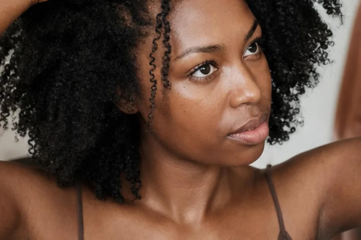 Authentische Beauty-Routine passend zum Thema Haartrockner für feines Haar