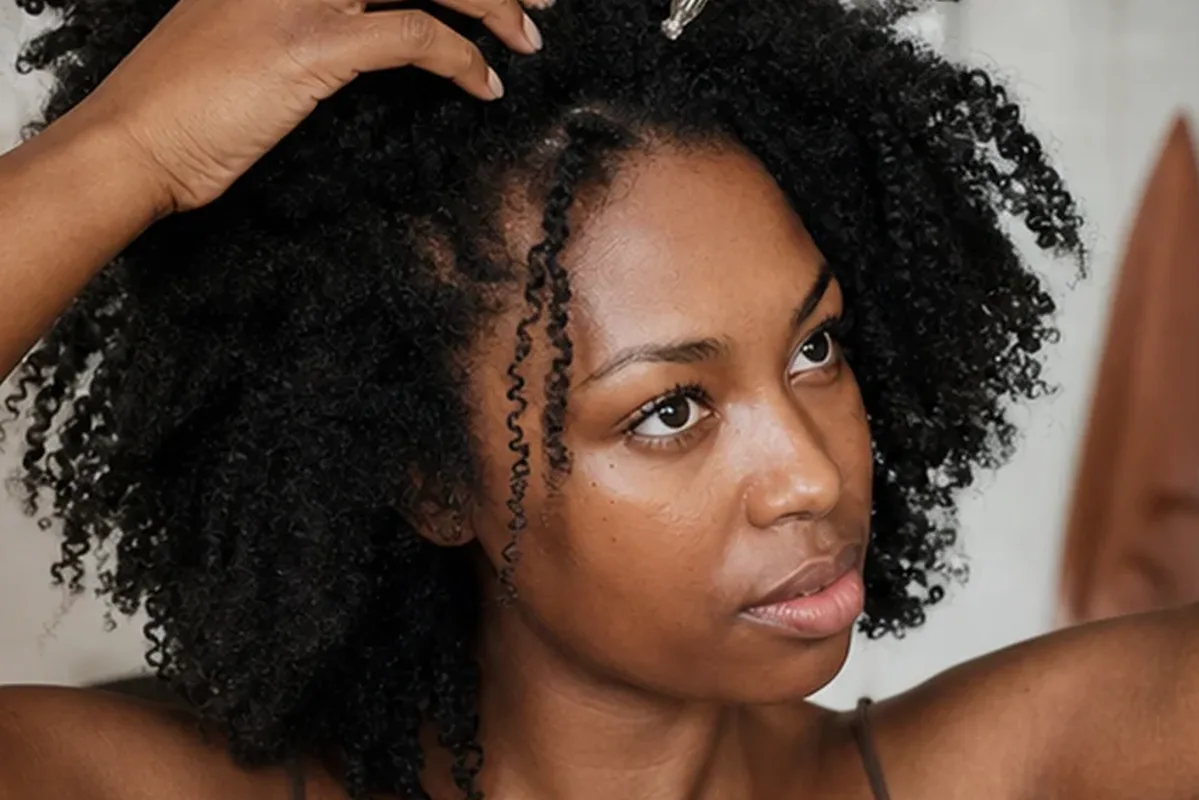 Redaktioneller Beauty-Moment zur Ausgangslage bei Haarbürste für feines Haar