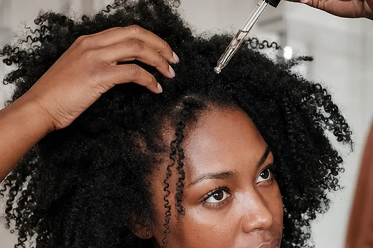 Authentischer Wohlfühlmoment passend zum Beauty-Thema Anti-Frizz-Pflege für feines Haar