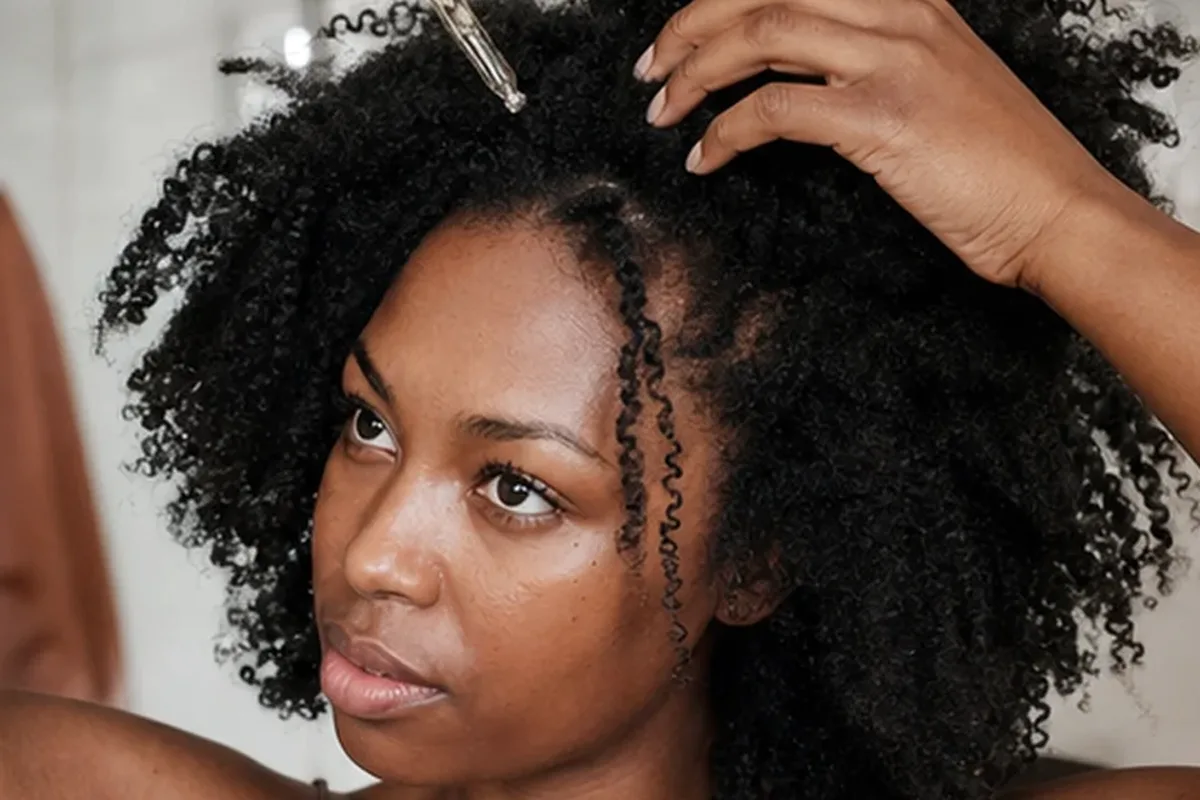 Redaktioneller Beauty-Moment zur Ausgangslage bei Lockengel bei Frizz