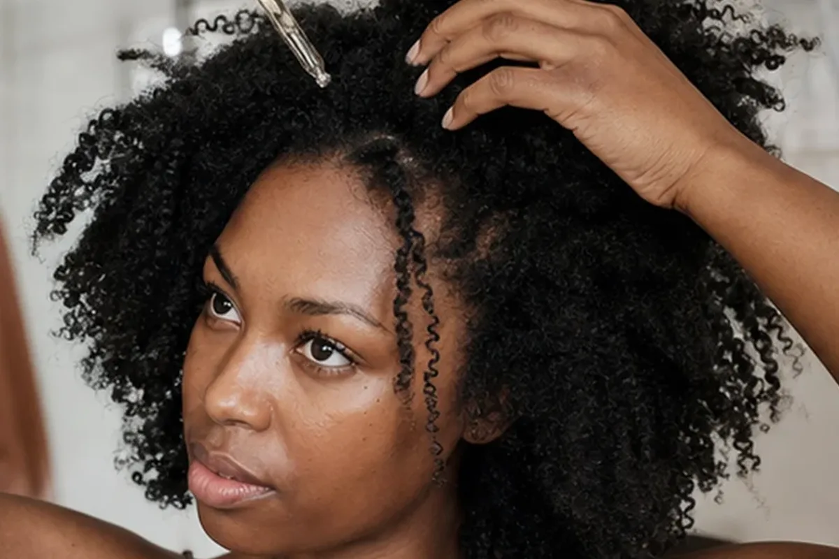 Authentische Beauty-Routine passend zum Thema Silbershampoo für empfindliche Kopfhaut