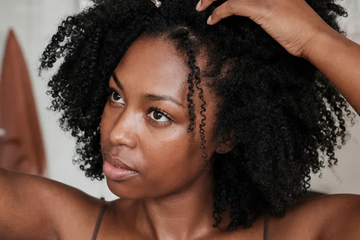 Redaktioneller Beauty-Moment zur Ausgangslage bei Silbershampoo für empfindliche Kopfhaut