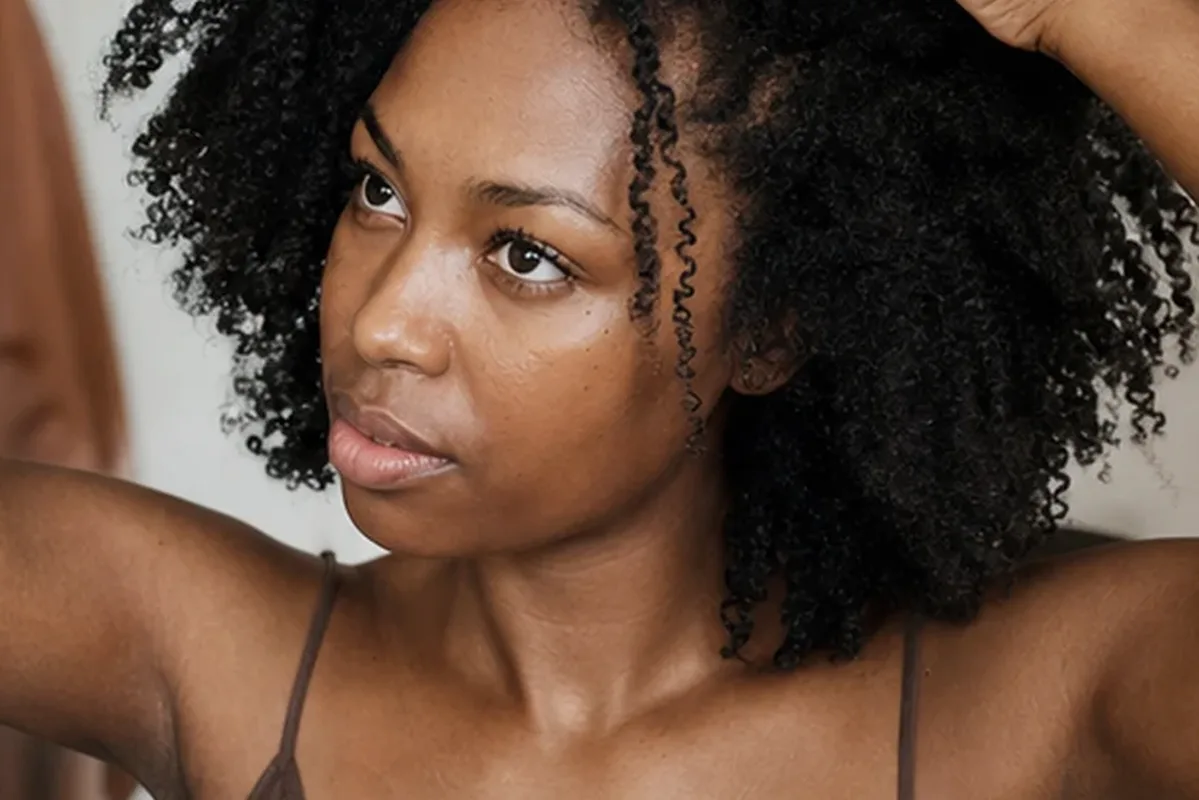 Hochwertige Beauty-Inszenierung zu Auswahlkriterien für Tiefenreinigungsshampoo bei Haarbruch